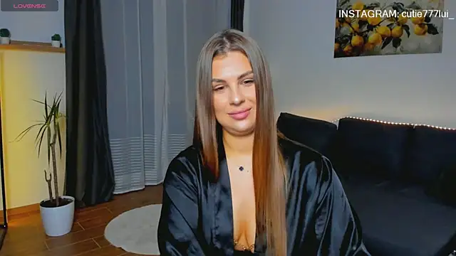 Snapshot of Cutie_Lui chatting on November 10, 10:36 am Cutie Lui online show from November 10, 10:36 am