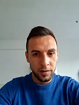 Necunoscutul001 online show from September 9, 4:45 am