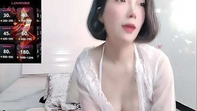 Snapshot of YIWA-2000 chatting on March 13, 12:12 pm YIWA-2000 online show from March 13, 12:12 pm