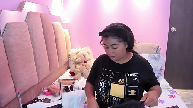 Snapshot of AndreaSweet2 chatting on December 4, 7:33 pm AndreaSweet2 online show from December 4, 7:33 pm