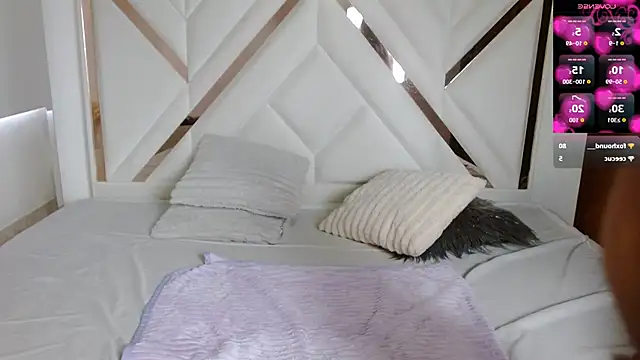 SophiaaLee online show from October 4, 8:40 pm