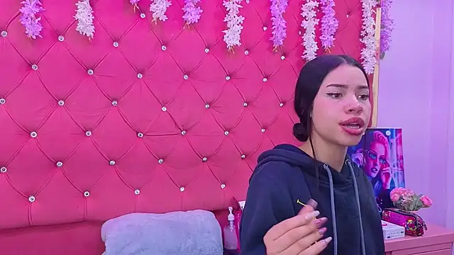 Nanis James online show from November 8, 3:07 am