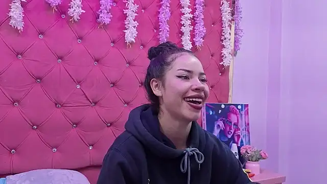 Nanis James online show from November 9, 2:43 am