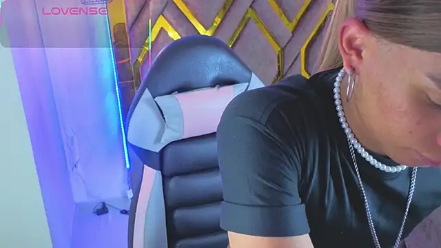 Snapshot of Dom_venena chatting on December 14, 6:56 pm Dom venena online show from December 14, 6:56 pm