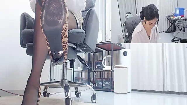 Eileen-L online show from February 9, 5:11 am