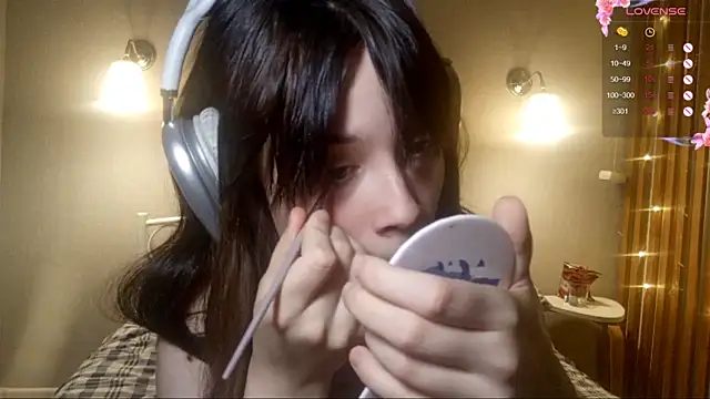 Honeey Beee online show from December 19, 5:20 pm