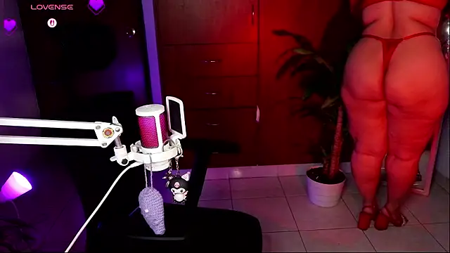 tinamqueen1 online show from March 16, 9:35 am