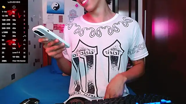 Snapshot of DannyPhantom555 chatting on November 28, 6:32 pm DannyPhantom555 online show from November 28, 6:32 pm