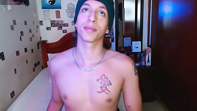 Snapshot of DannyPhantom555 chatting on February 23, 7:22 pm DannyPhantom555 online show from February 23, 7:22 pm