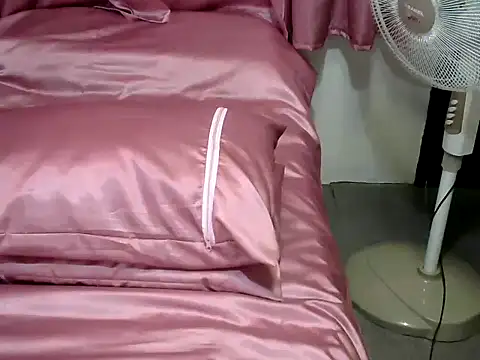 CREAMY BANANA online show from May 18, 11:10 pm