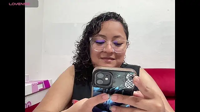 Sophiaburton online show from September 18, 8:33 pm