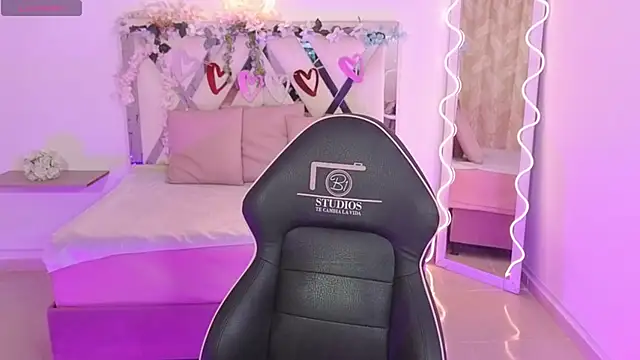 ZURY TAY online show from September 21, 11:45 am