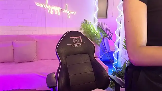 Snapshot of artemiss_tay chatting on October 10, 7:24 pm artemiss tay online show from October 10, 7:24 pm