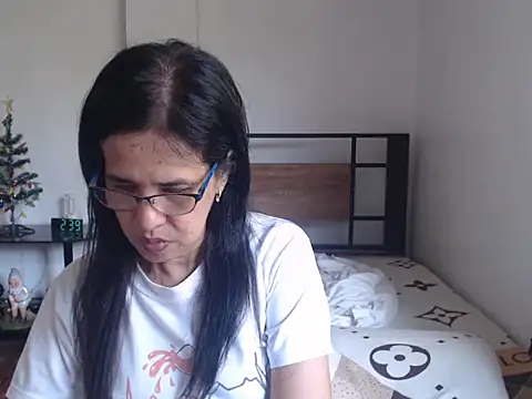 Snapshot of Prettysweetmum chatting on April 12, 6:40 am Prettysweetmum online show from April 12, 6:40 am
