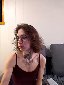 HoneySquirrel online show from March 22, 6:11 pm