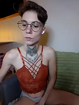 HoneySquirrel online show from April 3, 6:28 pm