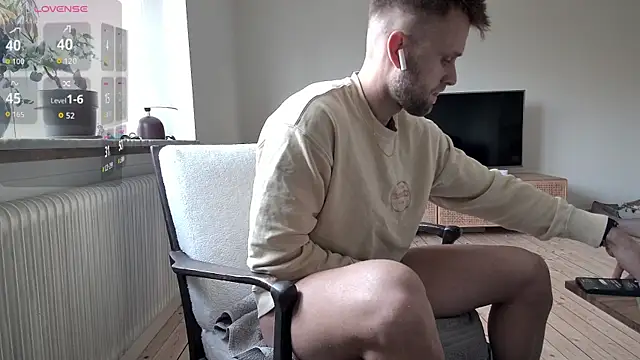 Snapshot of bubblebuttnes chatting on October 27, 7:01 am bubblebuttnes online show from October 27, 7:01 am