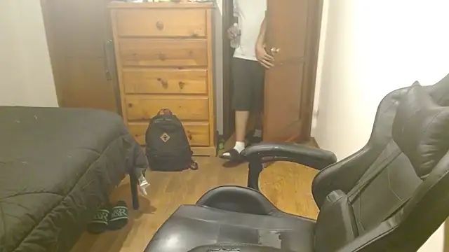 Snapshot of Breadwinnah chatting on October 25, 7:27 am Breadwinnah online show from October 25, 7:27 am