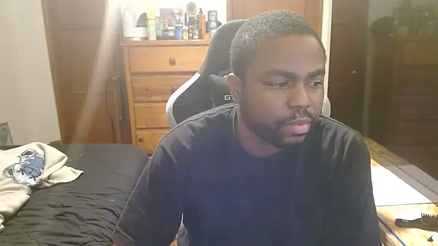 Snapshot of Breadwinnah chatting on December 23, 7:06 am Breadwinnah online show from December 23, 7:06 am