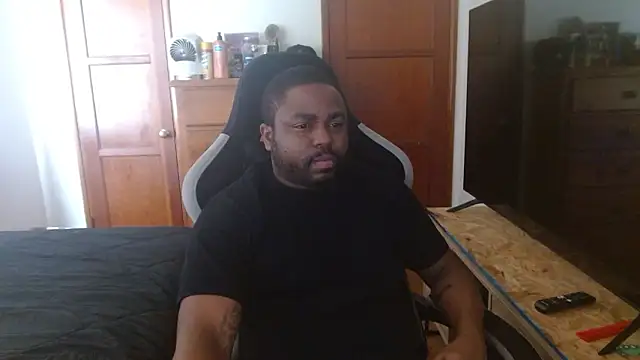 Snapshot of Breadwinnah chatting on January 31, 9:46 pm Breadwinnah online show from January 31, 9:46 pm