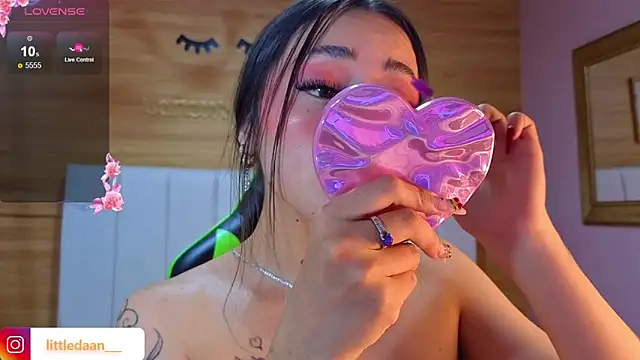 Abril Velvet a  online show from December 16, 12:43 pm