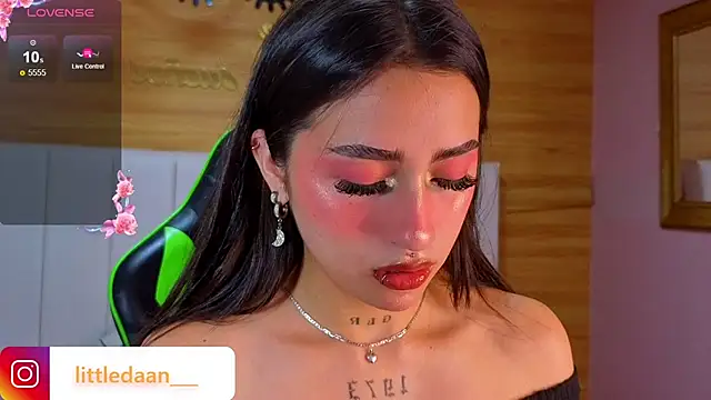 Abril Velvet a  online show from December 20, 12:45 pm