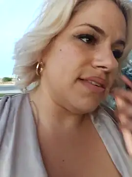 toomuchofafreak online show from October 13, 11:10 am