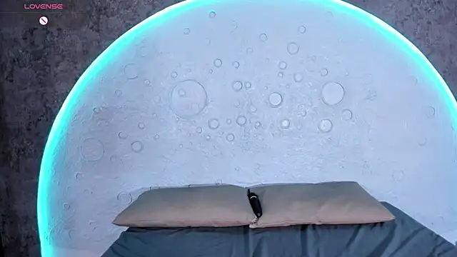 ReinaChloe online show from September 11, 4:40 pm