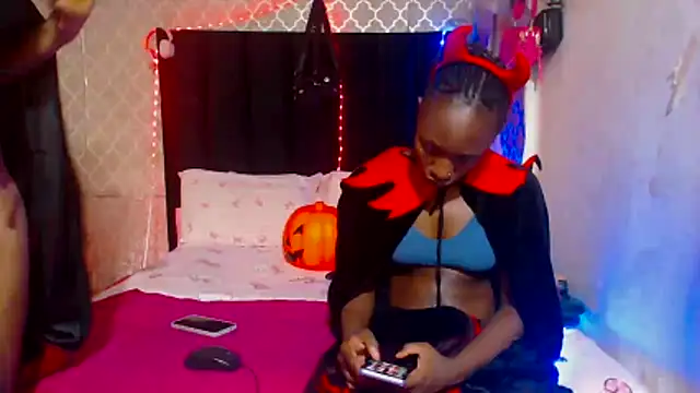 Snapshot of LonelyQueenxx25 chatting on October 31, 7:26 pm LonelyQueenxx25 online show from October 31, 7:26 pm