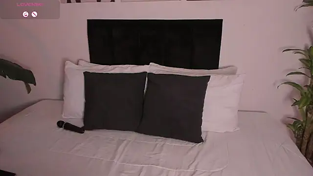 Snapshot of izzyvega__ chatting on October 14, 11:49 pm izzyvega online show from October 14, 11:49 pm