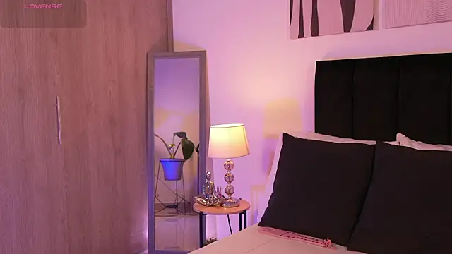 izzyvega   online show from March 7, 2:30 am