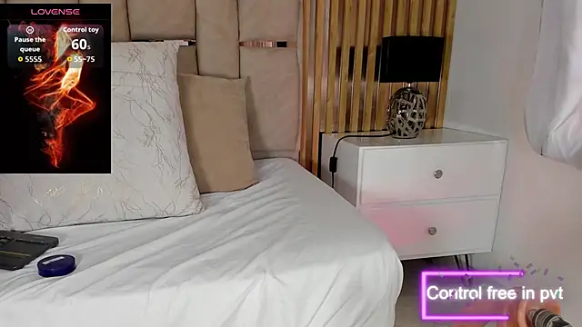 Luna Naughty1 online show from September 25, 7:17 pm