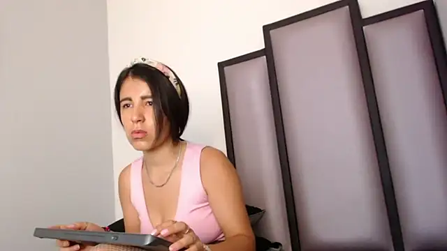 Snapshot of Lucy-23 chatting on November 12, 4:13 am Lucy-23 online show from November 12, 4:13 am