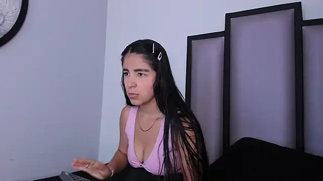 Snapshot of Lucy-23 chatting on November 19, 4:12 am Lucy-23 online show from November 19, 4:12 am