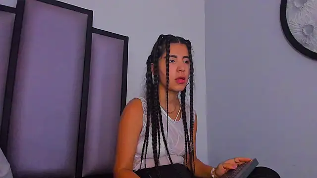 Snapshot of Lucy-23 chatting on December 19, 5:25 am Lucy-23 online show from December 19, 5:25 am