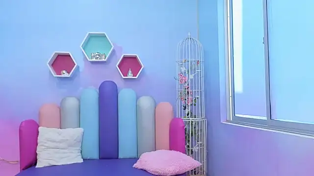 Issa Skinny  online show from October 4, 11:41 am