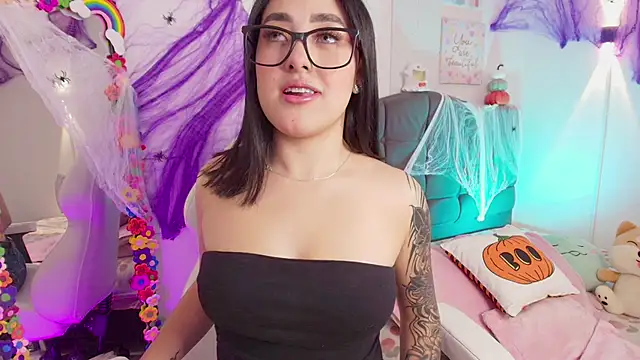 justonecute online show from October 5, 11:24 pm