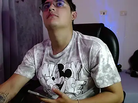 yesitwink  online show from March 20, 3:55 am