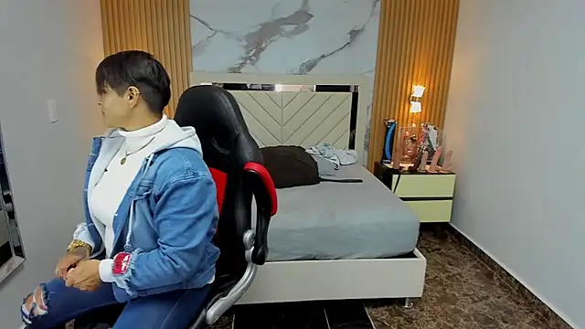 KAROLLJONES1 online show from November 13, 7:35 pm