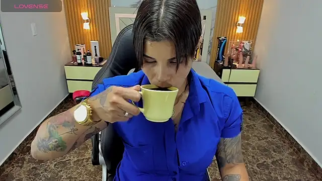 KAROLLJONES1 online show from November 15, 7:32 pm