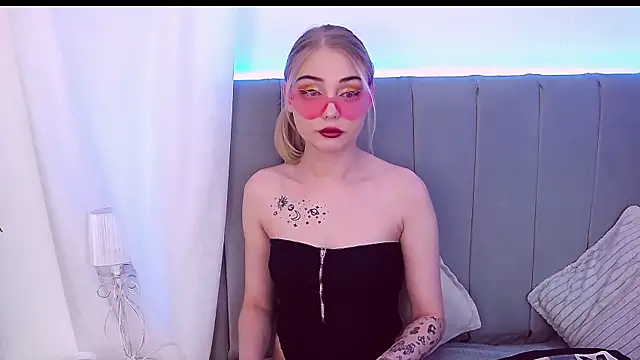 ElleNina online show from September 24, 11:46 am