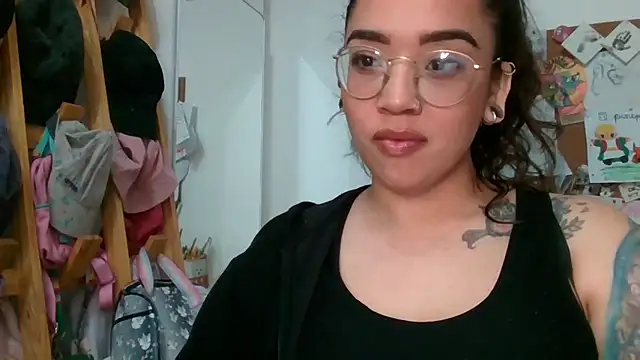 Snapshot of GypsyMamacita chatting on September 17, 2:52 pm GypsyMamacita online show from September 17, 2:52 pm