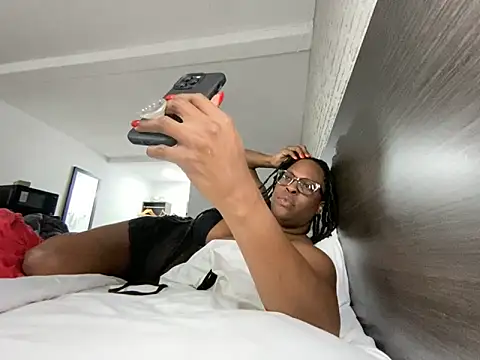 Snapshot of KANDIS864 chatting on February 10, 4:49 am KANDIS864 online show from February 10, 4:49 am