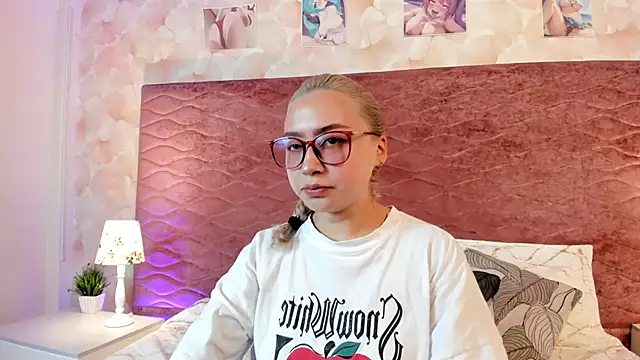Snapshot of AlanaLeBlanc chatting on September 12, 7:47 pm AlanaLeBlanc online show from September 12, 7:47 pm