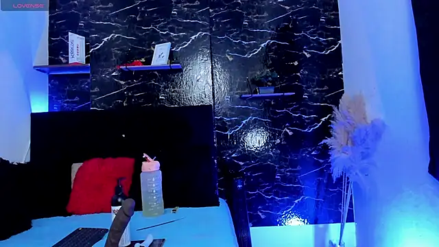 lyan hots online show from October 4, 2:15 pm