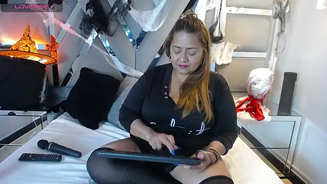 MonzerratBoyer online show from October 26, 6:25 pm