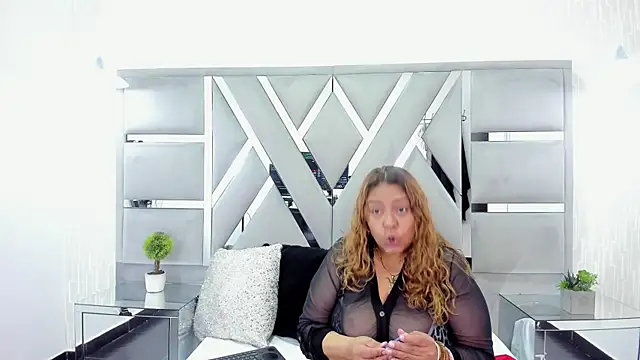 Snapshot of MonzerratBoyer chatting on March 18, 7:17 pm MonzerratBoyer online show from March 18, 7:17 pm