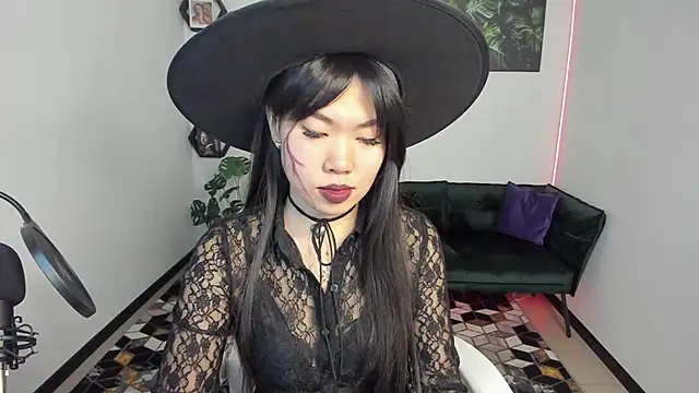 Snapshot of LunaPurrr chatting on October 28, 1:09 am LunaPurrr online show from October 28, 1:09 am