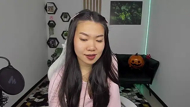 Snapshot of LunaPurrr chatting on November 10, 1:15 am LunaPurrr online show from November 10, 1:15 am