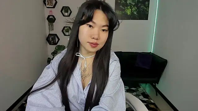 Snapshot of LunaPurrr chatting on December 2, 1:11 am LunaPurrr online show from December 2, 1:11 am